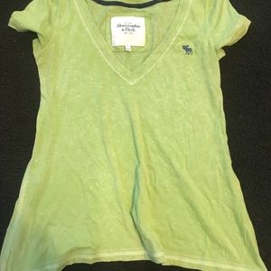 V-neck t-shirt with longer on both sides size sm
